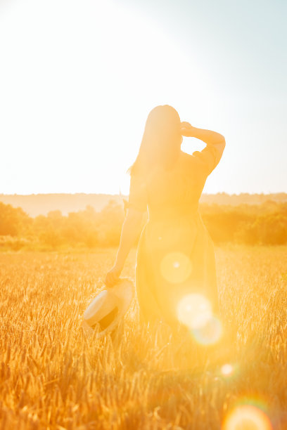 穿着黄色背心裙的女人走过麦田图片下载