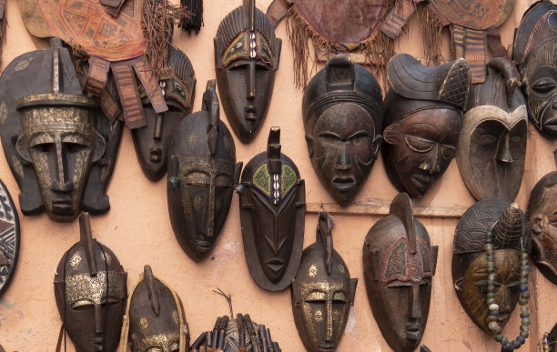 马拉喀什市场上的非洲面具图片下载