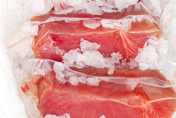冷冻金枪鱼牛排真空与冰在柜台上的鱼市场。健康食品和营养理念图片下载