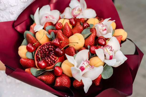 兰花，石榴，草莓，杏子和樱桃的花束。图片下载