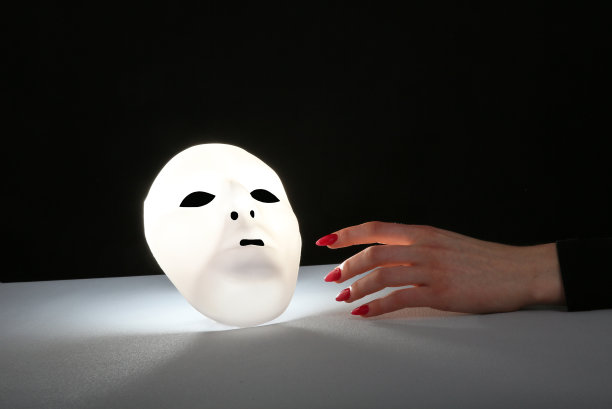 面具象征着表里不一，在公司工作后就可以去掉图片下载