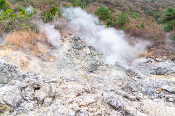 日本长崎县旅游景点“云仙地狱”和“云仙温泉”的照片图片下载