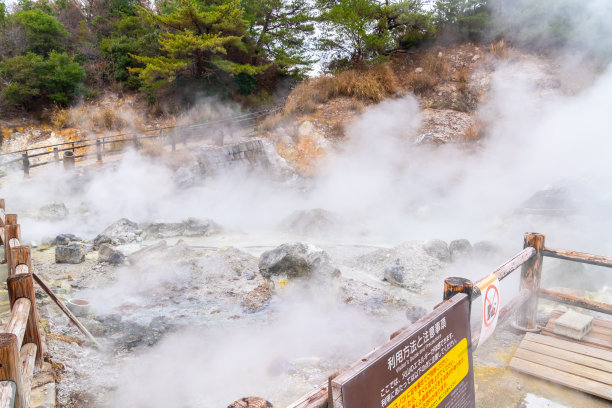 日本长崎县旅游景点“云仙地狱”和“云仙温泉”的照片图片下载