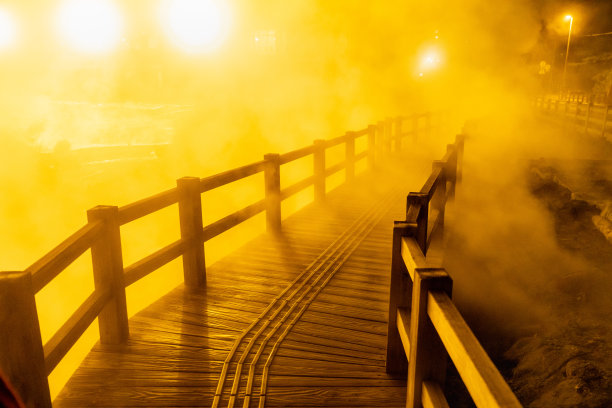 日本长崎县旅游景点“云仙地狱”和“云仙温泉”的照片。晚上拍的照片。图片下载