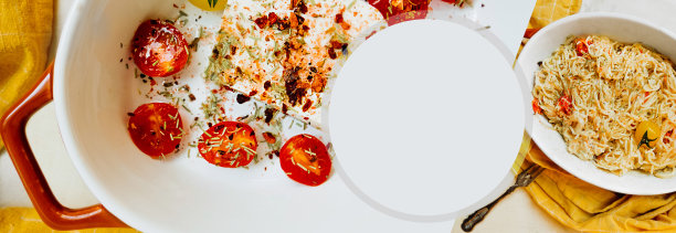 长格式素食食品横幅与空间为您的文本。烤羊乳酪配西红柿，香草和橄榄油。现成的奶酪酱和蔬菜图片下载