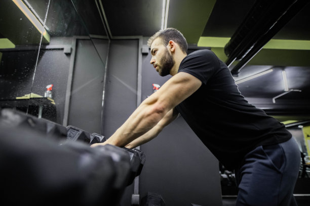 壮汉要在健身房用哑铃锻炼身体图片下载