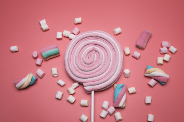 粉色背景上是棉花糖和棒棒糖。图片下载