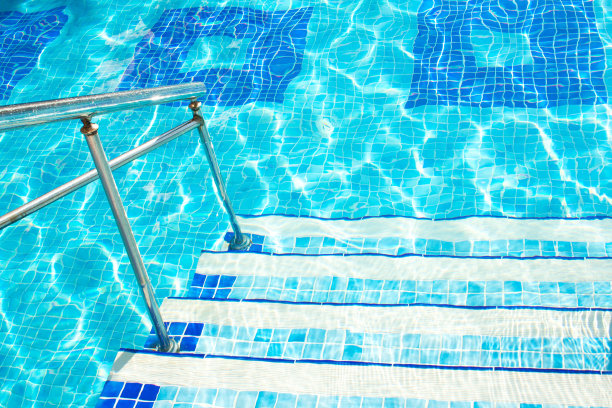 有台阶和栏杆的水池入口图片下载