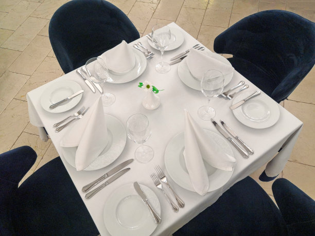 餐厅里的餐桌，白色的盘子，蓝色的椅子，智能手机上的照片，噪音图片下载