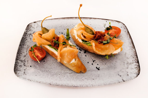 意式烤面包配奶油芝士，三文鱼片和酸豆，智能手机照片，噪音图片下载