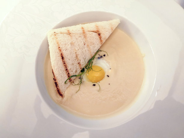 餐厅里的餐桌，素菜，芹菜浓汤，选择性聚焦，手机上的照片，噪音图片下载