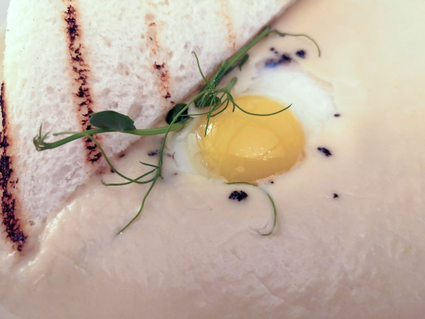 餐厅里的餐桌，素菜，芹菜浓汤，选择性聚焦，手机上的照片，噪音图片下载