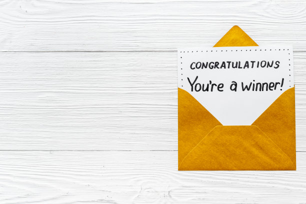 奖励信你是一个赢家在金色的信封。祝贺你的概念图片下载