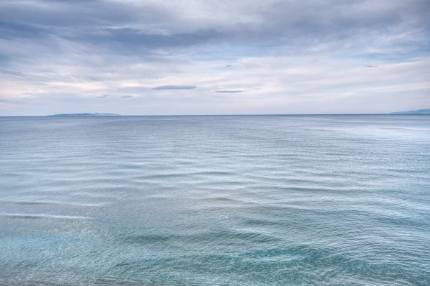 蓝绿色的大海和蓝天。图片下载