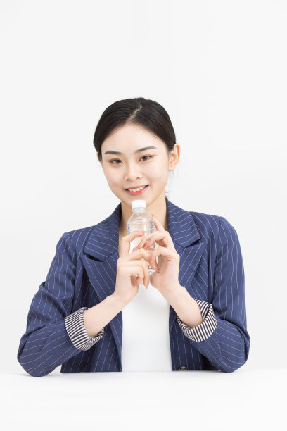 美丽的日本女孩用玻璃瓶喝水图片下载