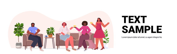 混血女性在会见女性时讨论图片下载