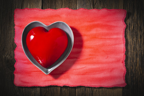 情人节红心蛋糕心形盘子和水彩画图片下载