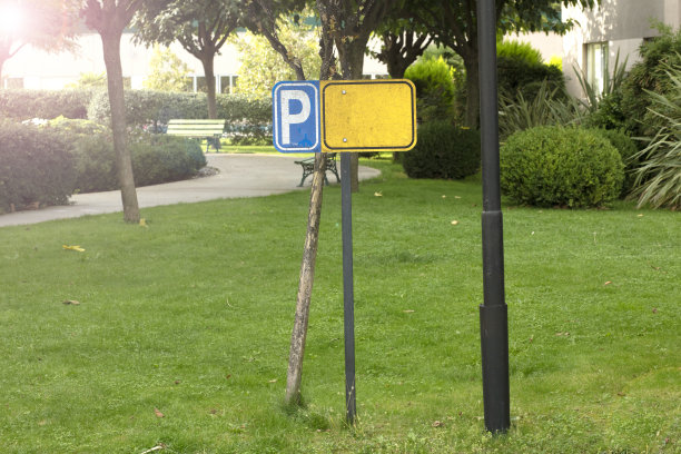 公园里空荡荡的路标图片下载