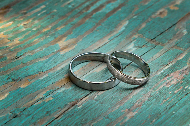 结婚戒指放在绿松石桌上图片下载