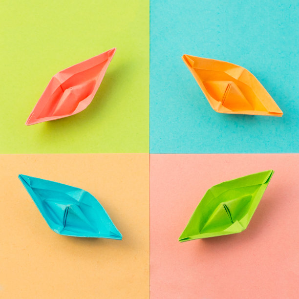 彩色贴纸上的纸船图片下载