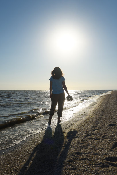 在海边的女人图片下载