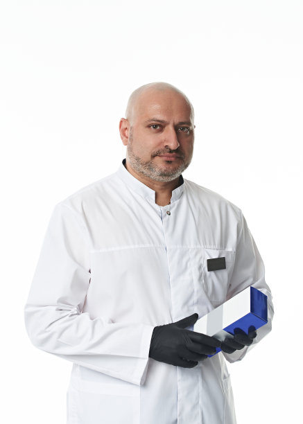 自信的肖像英俊的男医生，整形外科医生戴着黑手套，拿着一包药图片下载