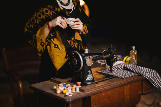 自信的女人用一台古董缝纫机图片下载