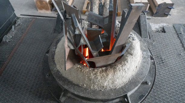金属铸造工艺与红色高温火在金属零件厂库存照片图片下载