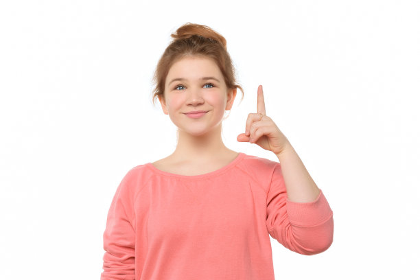 靠近小女孩的食指指向广告或推广，推荐点击链接，上传应用程序或订阅图片下载