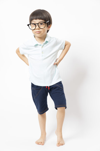 亚洲快乐小男孩在镜头前摆姿势图片下载