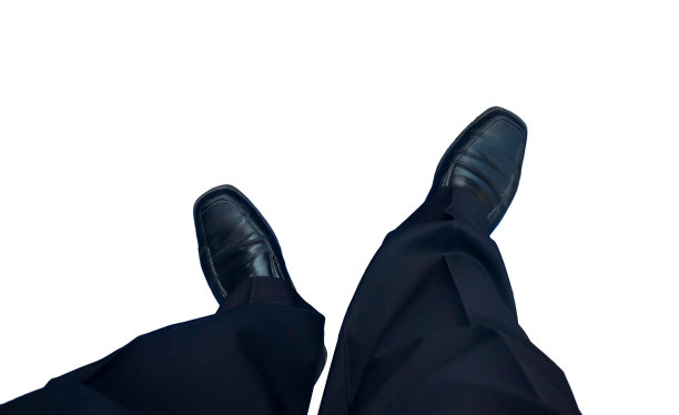 白色背景上的男人的腿图片下载