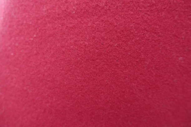 近距离拍摄厚亮红色外套织物图片下载