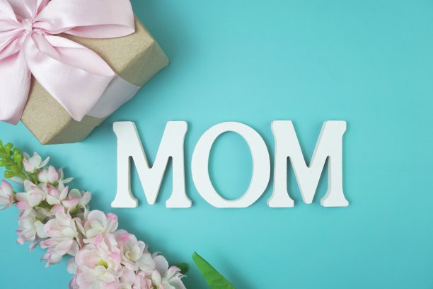 妈妈字母字母与红色的花和礼物礼物在蓝色的背景图片下载
