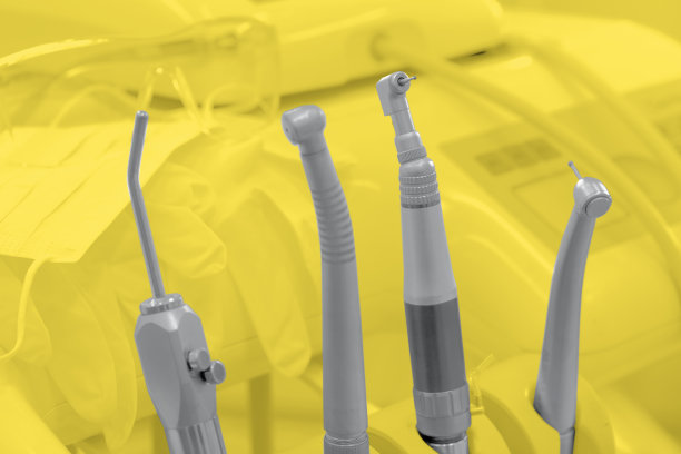 牙科专业工具和钻机。2021年的流行色-终极灰色和照明图片下载