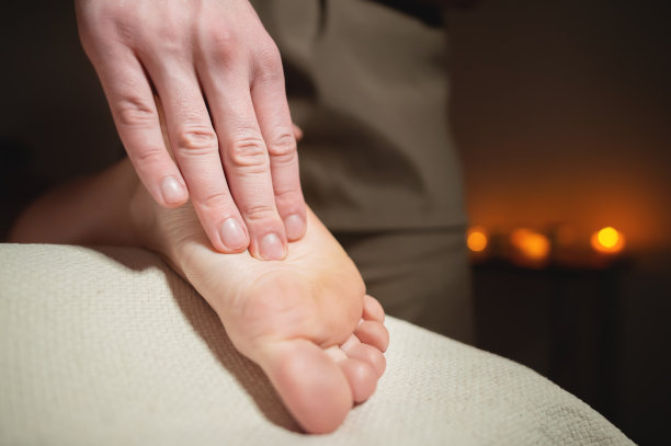 特写按摩腿和脚的客户在按摩院图片下载