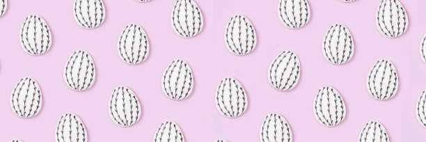 复活节彩蛋饼干的图案在丁香背景。图片下载