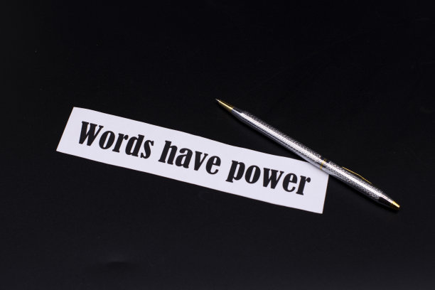 引用的话在黑色背景下有力量。激励性词语及引语概念图片下载