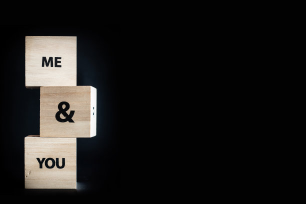 三个木制立方体黑色背景-我和你的信息图片下载