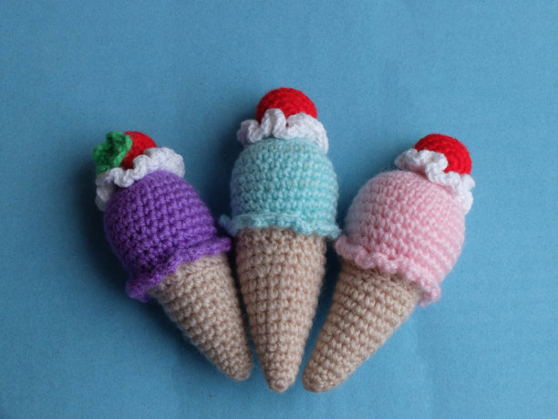 在蓝色的背景下编织了五颜六色的冰淇淋玩具图片下载