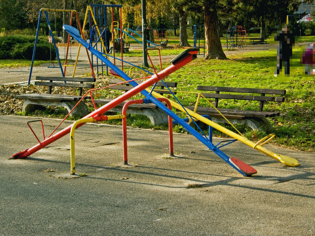 儿童操场上的跷跷板图片下载