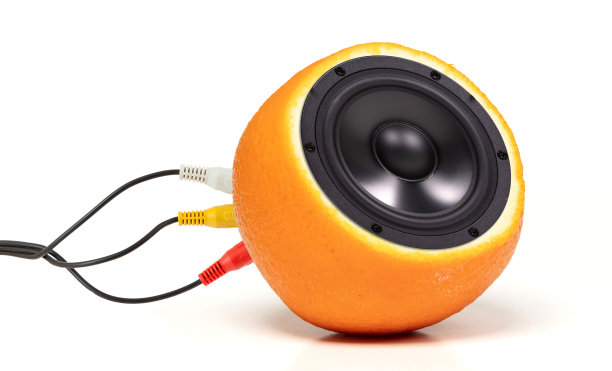 大橙色扬声器孤立在白色背景图片下载