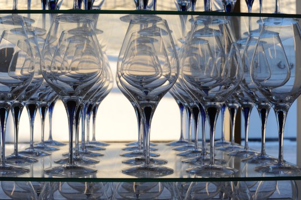 艺术透明水晶酒杯集与美丽的设计创造一个有趣的图案图片下载