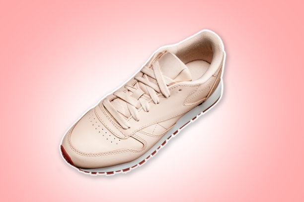 粉红色女运动鞋上的粉红色背景与反射。图片下载