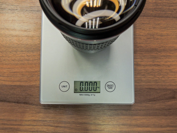 电子秤上的相机镜头。图片下载