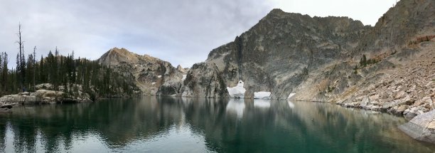 锯齿荒野的山羊湖图片下载