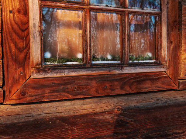老式的棕色乡村木窗。仿古传统建筑外观细节。旅行的照片。复古的乡村木板图片下载