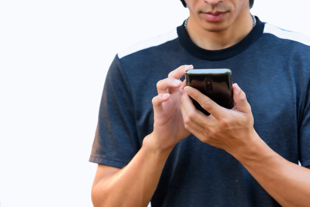 这名男子触摸智能手机上的社交媒体屏幕图片下载