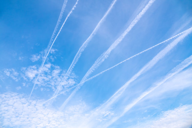 蓝天上有飞机的痕迹和白云。图片下载