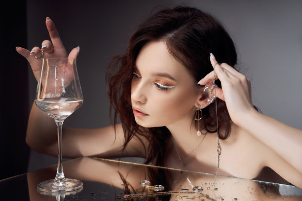 性感漂亮的棕色头发的女人。珠宝戒指耳环。完美女人的肖像。漂亮的头发和漂亮的眼睛。自然美，皮肤干净。强壮而浓密的头发图片下载