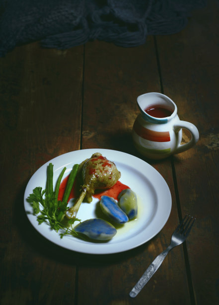 炸鸭腿配蔓越莓酱和松露。谨慎的摄影，柔和的选择性对焦，漫射的光线为照片增添魅力。深色木制背景。从以上观点。副本的空间。图片下载